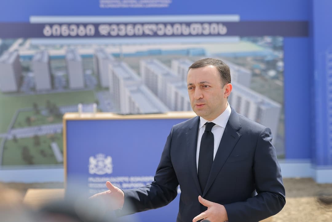 ირაკლი ღარიბაშვილი – 2012 წლიდან 2022 წლის ჩათვლით, თითქმის 30 000 დევნილ ოჯახს გადაეცა ბინები, ეს არის დაახლოებით 100 000 ადამიანი, რაც, დამეთანხმებით, ძალიან მასშტაბურია