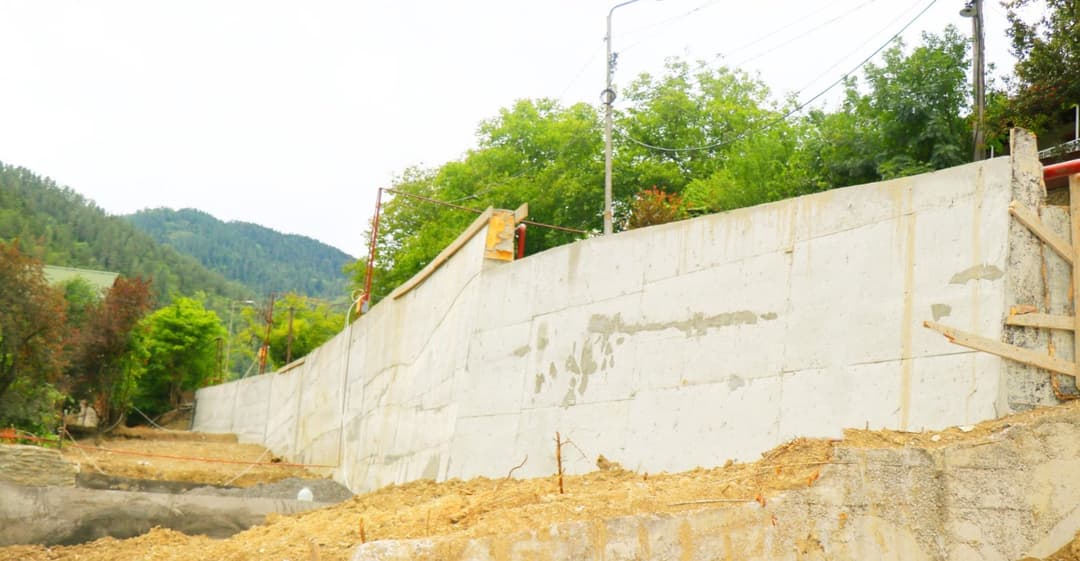 ბორჯომში, რაზმაძის ქუჩის N25-ის მიმდებარედ გზის გამყოლი საყრდენი კედლის მოწყობა დასრულდა