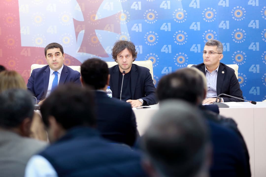 “ქართული ოცნების” ცენტრალურ ოფისში საპარლამენტო უმრავლესობის სხდომა გაიმართა