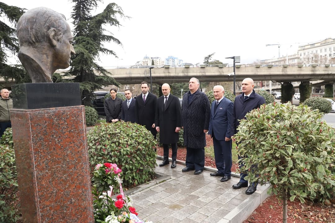 აფხაზეთის მთავრობის წარმომადგენლებმა ჟიული შარტავას ხსოვნას პატივი მიაგეს