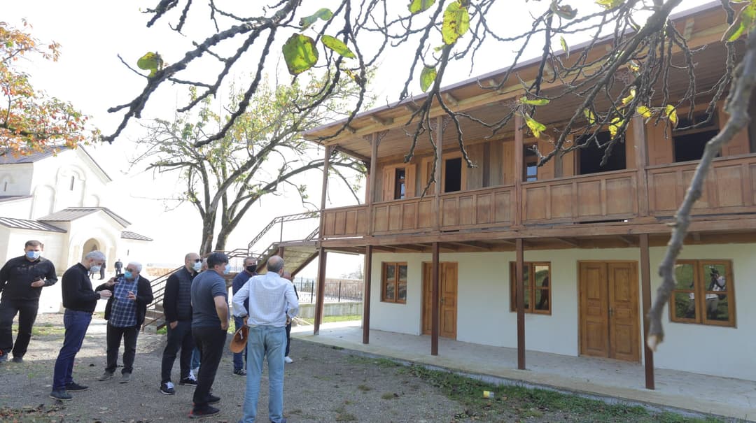 ხიბულაში ფონდმა “ქართუმ” ზვიად გამსახურდიას მემორიალური სახლის და სამონასტრო კომპლექსის მშენებლობა დაასრულა