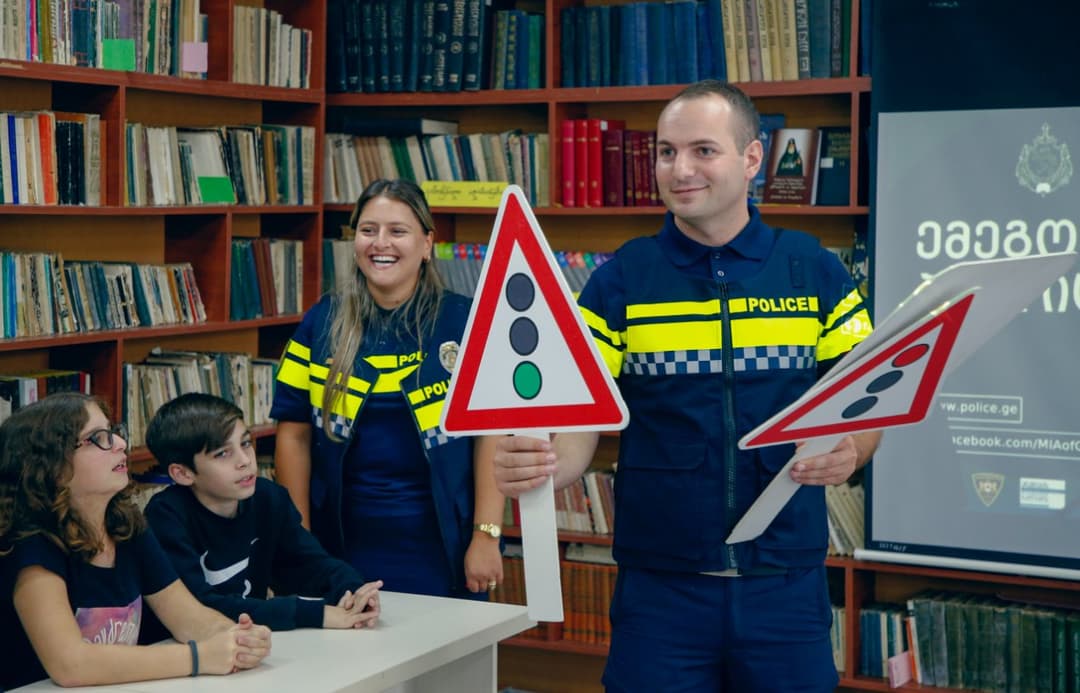 შსს-ს კამპანიის – ”ემეგობრე პოლიციას” ფარგლებში, ქუთაისის სკოლებში მოსწავლეებთან საინფორმაციო შეხვედრები ჩატარდა