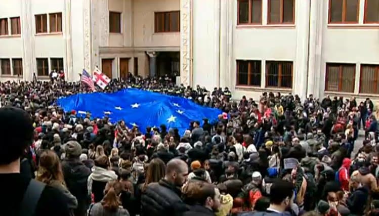 პარლამენტთან საპროტესტო აქცია გრძელდება