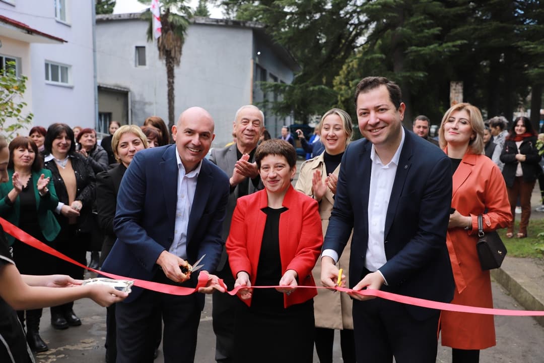 აფხაზეთის მე-6 საჯარო სკოლაში ახალი სპორტული მოედანი გაიხსნა