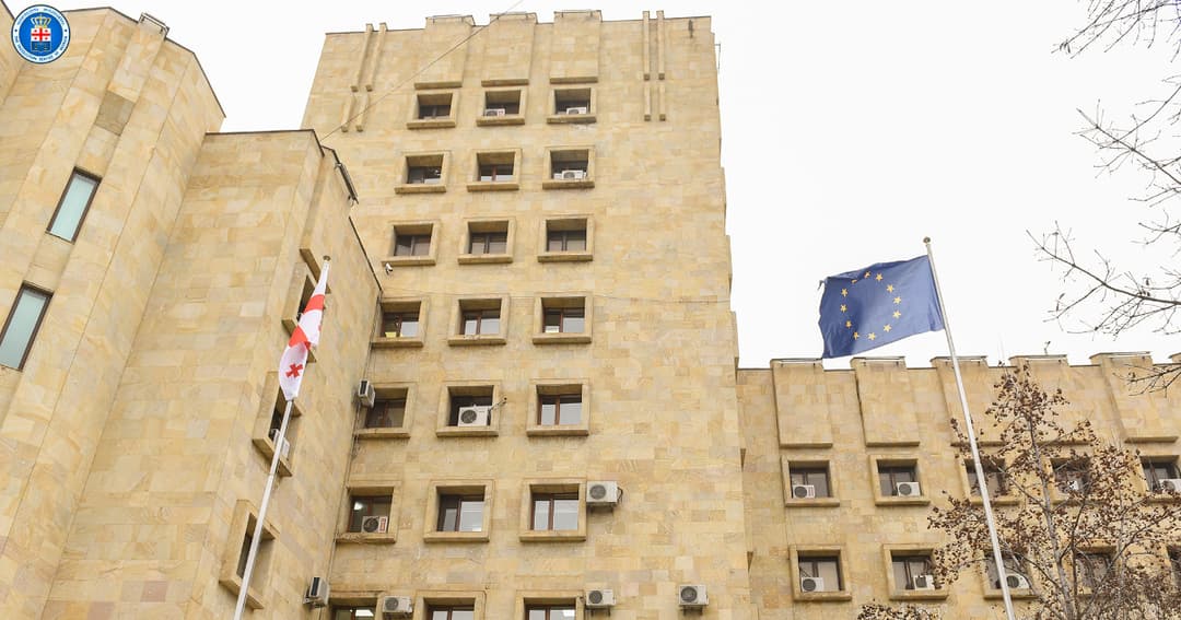 ყოფილი მეუღლის ბინაში მოსასმენი აპარატურის დამონტაჟების და საუბრების მიყურადების ფაქტზე დაკავებულს ბრალდება წარუდგინეს