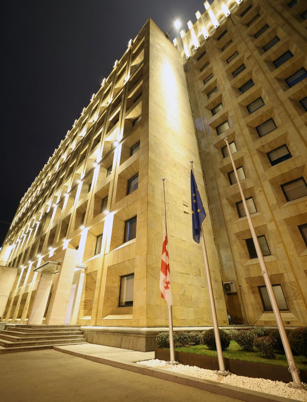 საბჭოთა ოკუპაციის დღესთან დაკავშირებით მთავრობის ადმინისტრაციის შენობაზე სახელმწიფო დროშა დაეშვა