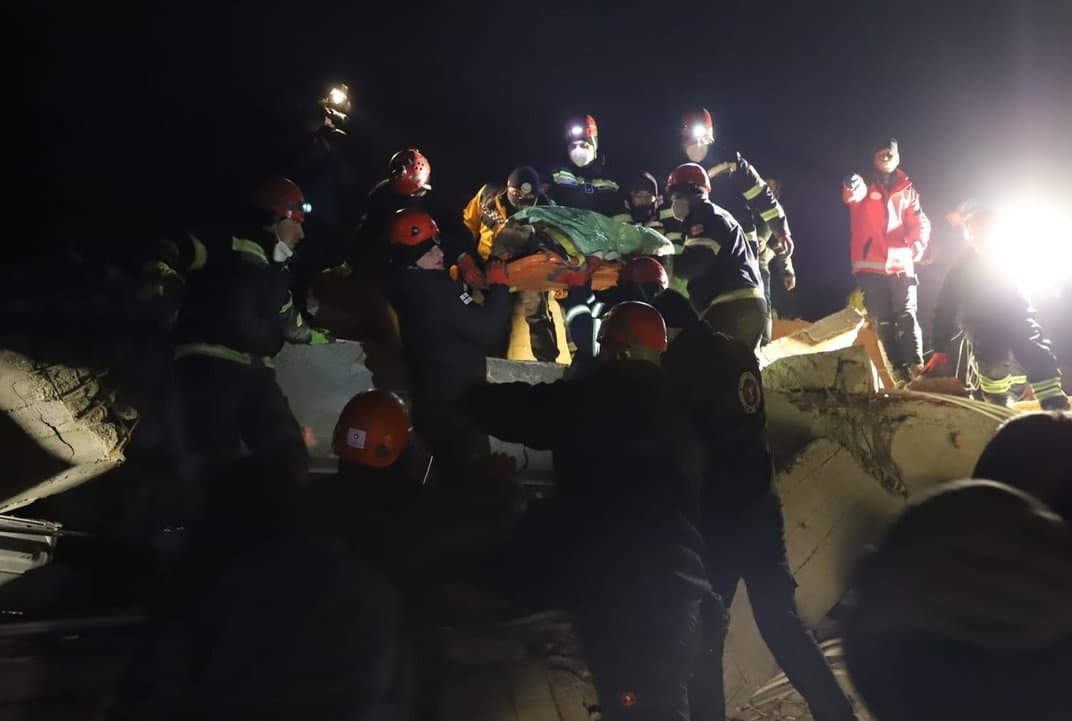 ქართველმა მეხანძრე-მაშველებმა ადიამანში ნანგრევებიდან კიდევ ერთი ადამიანი ამოიყვანეს