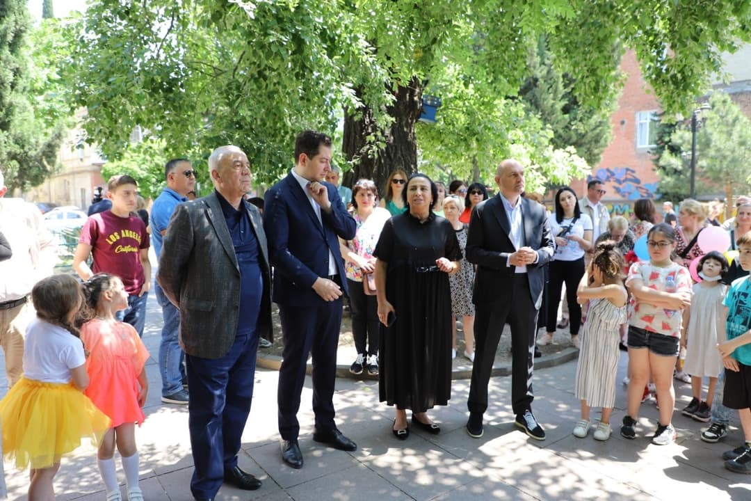 რუსლან აბაშიძემ აფხაზეთიდან დევნილ ბავშვებს ბავშვთა დაცვის საერთაშორისო დღე მიულოცა