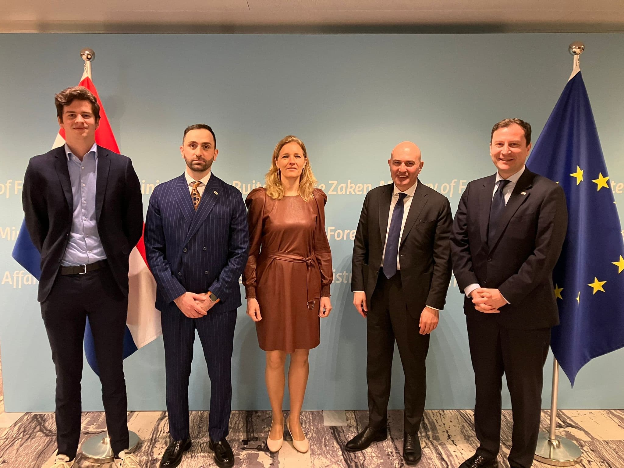 Frontnews image description