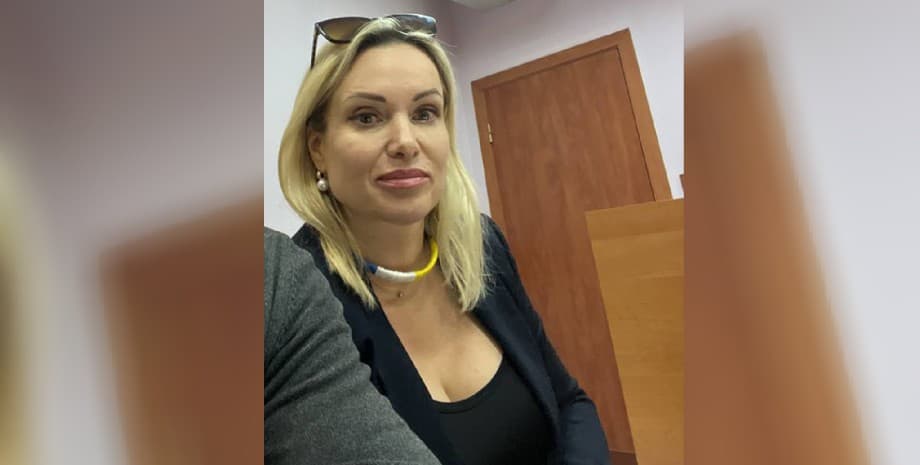 Marina Ovsyannikova exits court