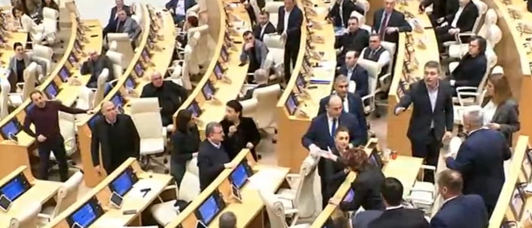 პარლამენტში დეპუტატები ერთმანეთს დაუპირისპირდნენ