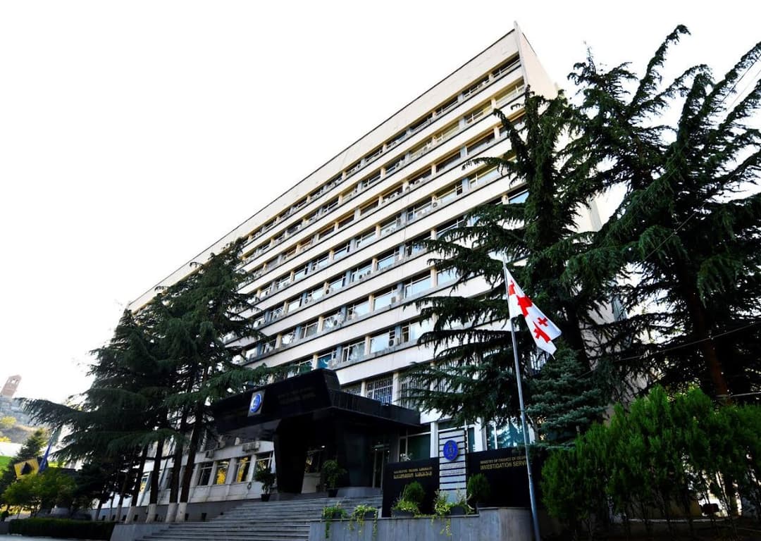 დიდი ოდენობით თანხების გაფლანგვისა და დიდი ოდენობით ქონების გადამალვის ფაქტებზე სამი პირი პასუხისგებაში მიეცა