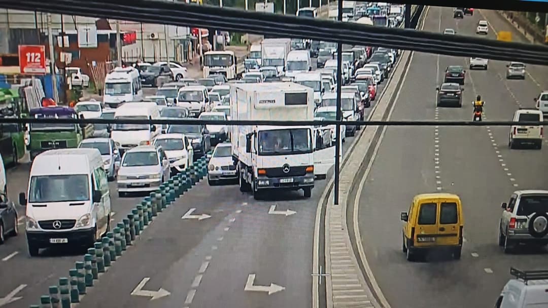 კახა კალაძე – ვმუშაობთ ინიციატივაზე, რომელიც პიკის საათებში დიდი გაბარიტების მქონე ავტომობილების გადაადგილების შეზღუდვას ეხება