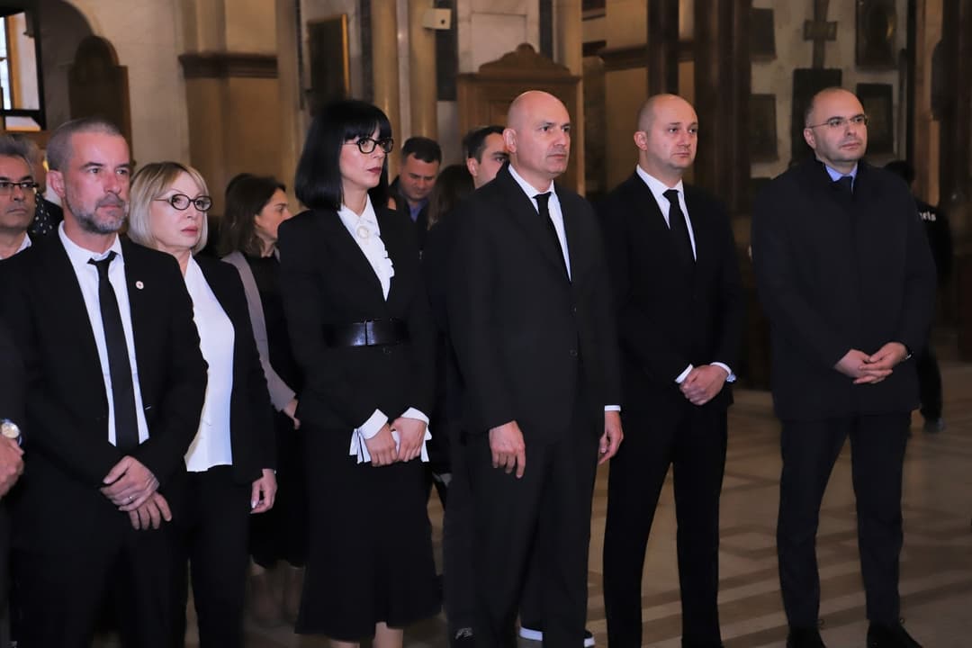 აფხაზეთის მთავრობის წარმომადგენლები სამების საკათედრო ტაძარში აფხაზეთიდან გადმოსვენებულთა სამოქალაქო პანაშვიდს დაესწრნენ