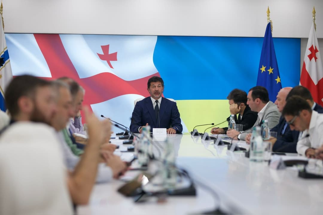 აღმაშენებლის გამზირზე განთავსებული კაფე-ბარების მფლობელებს მერია ვადას 24 აგვისტოს ჩათვლით აძლევს