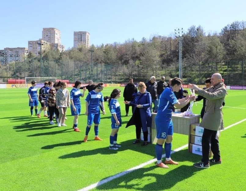 რუსლან აბაშიძემ სოხუმის „დინამოს“ ქალთა გუნდი დააჯილდოვა