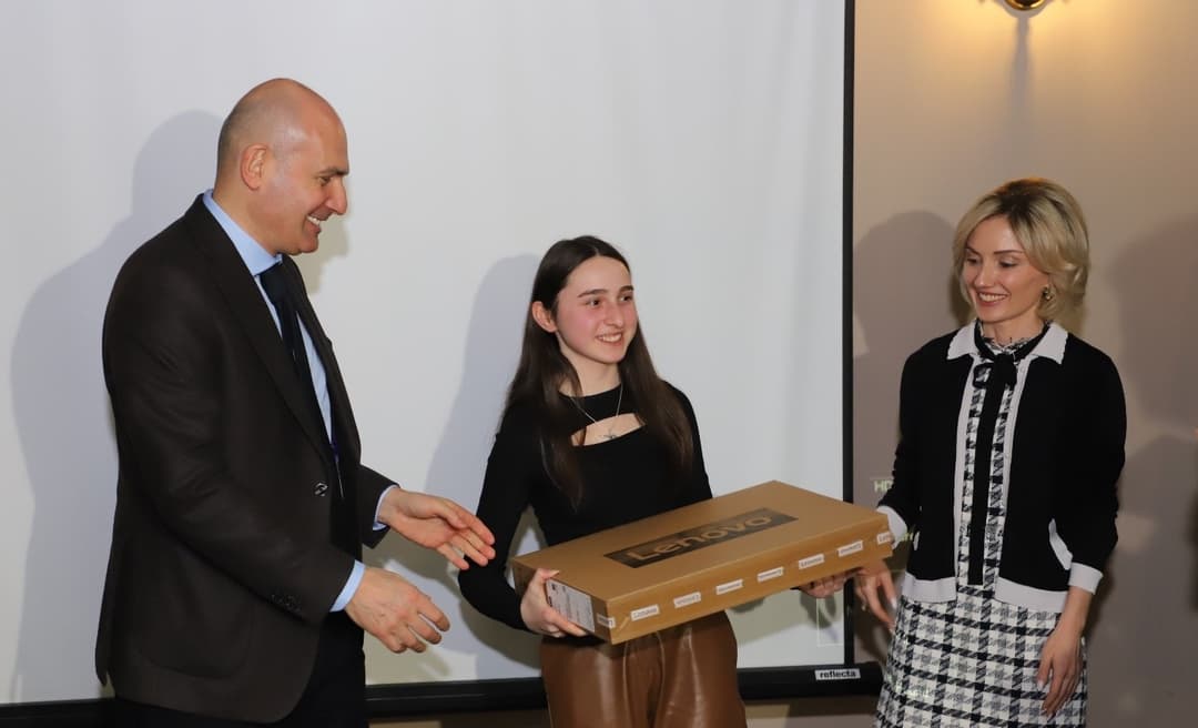 აფხაზეთის საჯარო სკოლების 2023 წლის წარმატებულ მოსწავლეებს ნოუთბუქები გადაეცათ