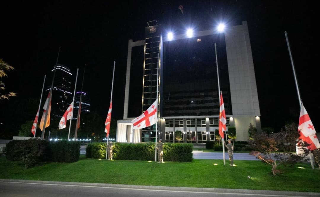 თავდაცვის უწყებაში აგვისტოს ომის მე-14 წლისთავთან დაკავშირებით სახელმწიფო დროშები დაშვებულია