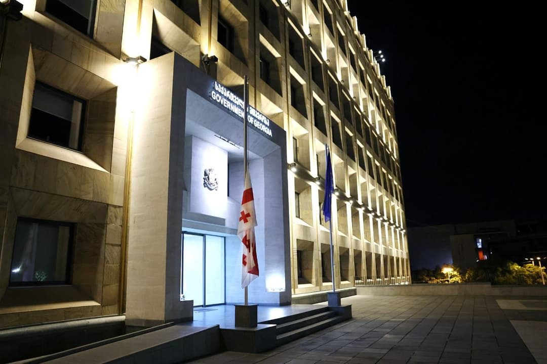 საქართველოს მთავრობის ადმინისტრაციის შენობაზე სახელმწიფო დროშა დაეშვა