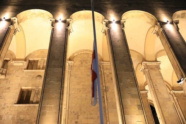 პარლამენტის შენობაზე საქართველოს სახელმწიფო დროშა დაეშვა