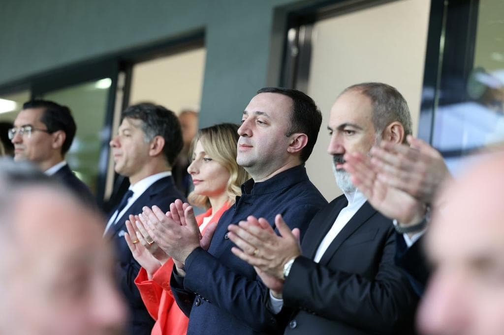 ირაკლი ღარიბაშვილი ნიკოლ ფაშინიანთან ერთად ესპანეთი-ინგლისის საფეხბურთო მატჩს დაესწრო