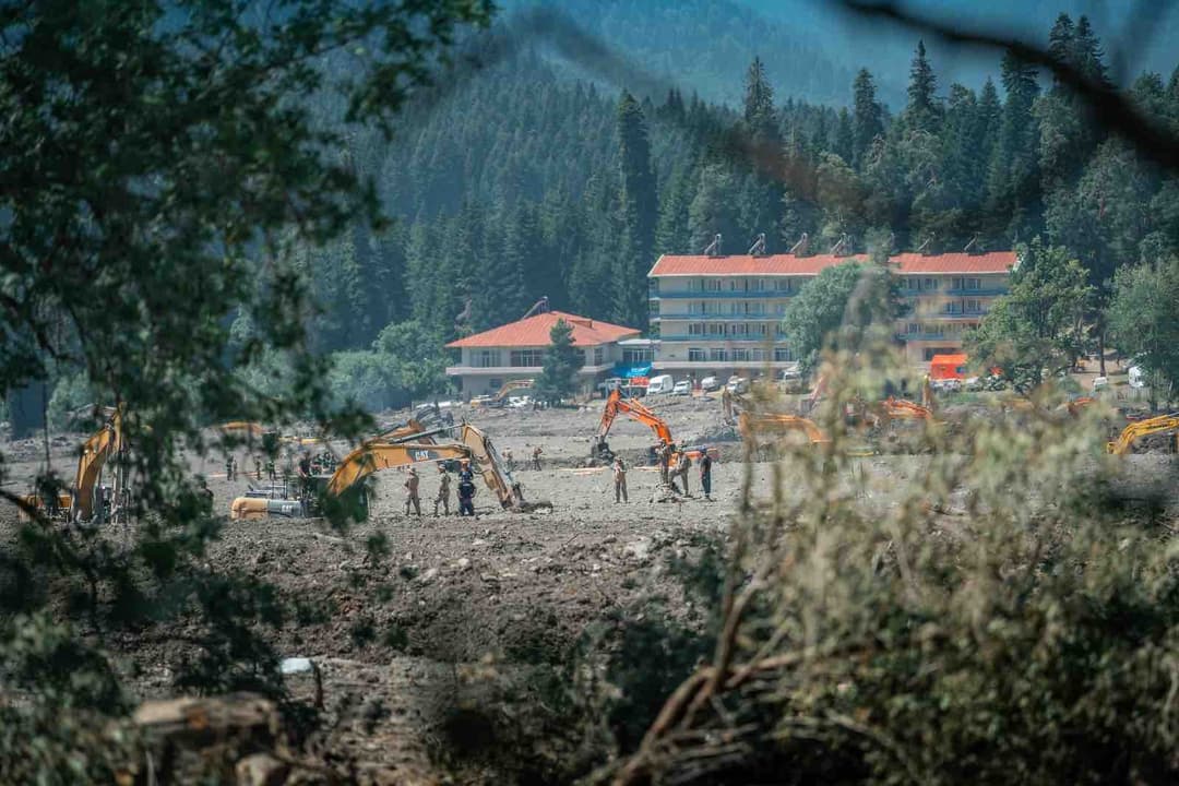 თავდაცვის ძალების სამხედრო მოსამსახურეები კოტეჯების მიმდებარე ტერიტორიაზე განაგრძობენ მუშაობას