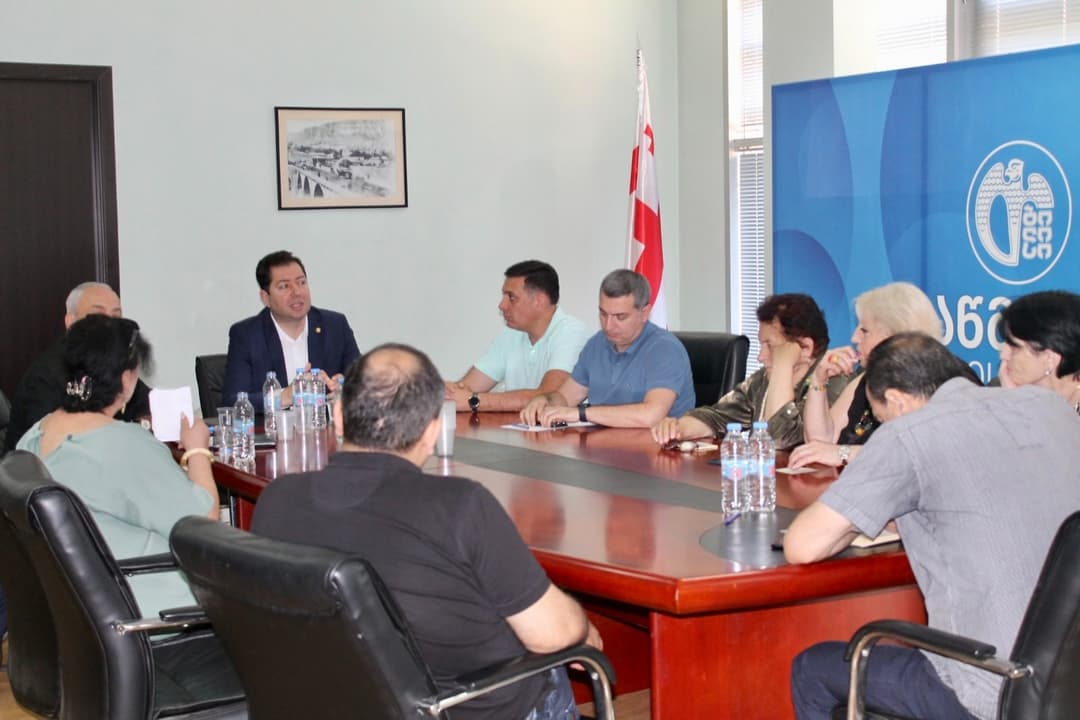 დავით ფაცაცია მთაწმინდის რაიონში მდებარე დევნილთა განსახლების ადგილებში შექმნილ ბინათმესაკუთრეთა ამხანაგობების წარმომადგენლებს შეხვდა