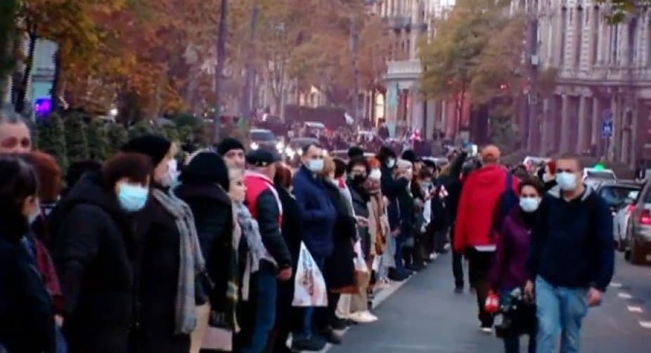 UNM makes human chain in central Tbilisi, commemorating Rose Revolution