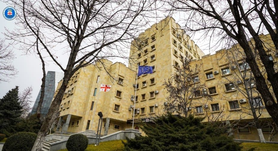 დამამძიმებელ გარემოებაში განზრახ მკვლელობის და განზრახ მკვლელობის მცდელობის ფაქტზე დაკავებულს ბრალდება წარუდგინეს