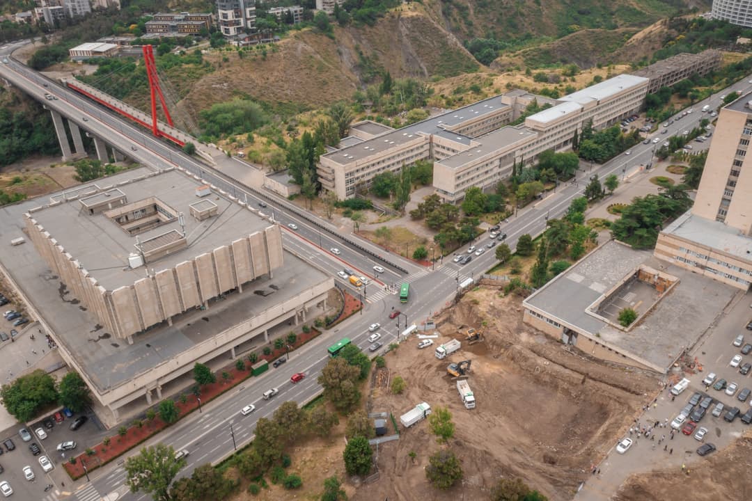 უნივერსიტეტისა და ქავთარაძის ქუჩების დამაკავშირებელი ახალი გზის და გვირაბის მშენებლობა მიმდინარეობს