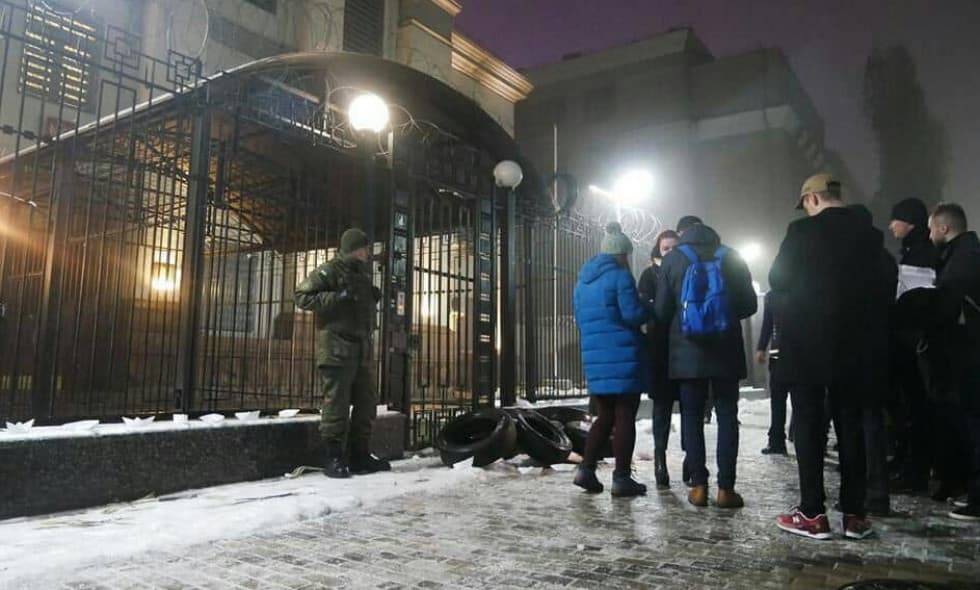 კიევში რუსეთის საელჩოსთან საპროტესტო აქციის მონაწილეები იკრიბებიან