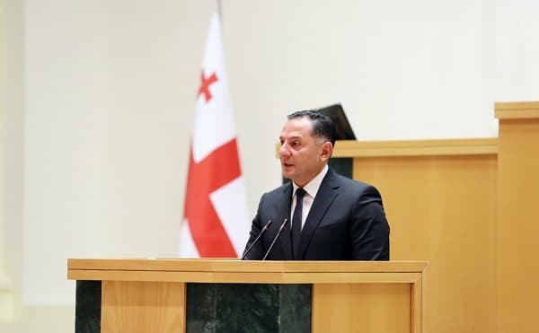 ოპოზიციის ნაწილი ვახტანგ გომელაურს პარლამენტში იბარებს