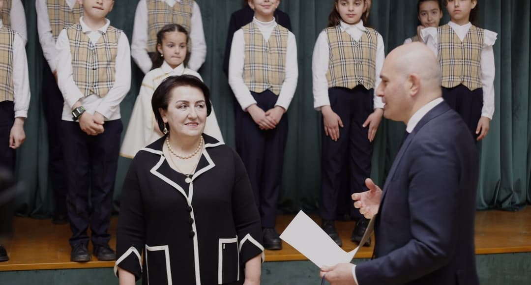 რუსლან აბაშიძემ ფერიის საჯარო სკოლის პედაგოგები მადლობის სიგელებით დააჯილდოვა