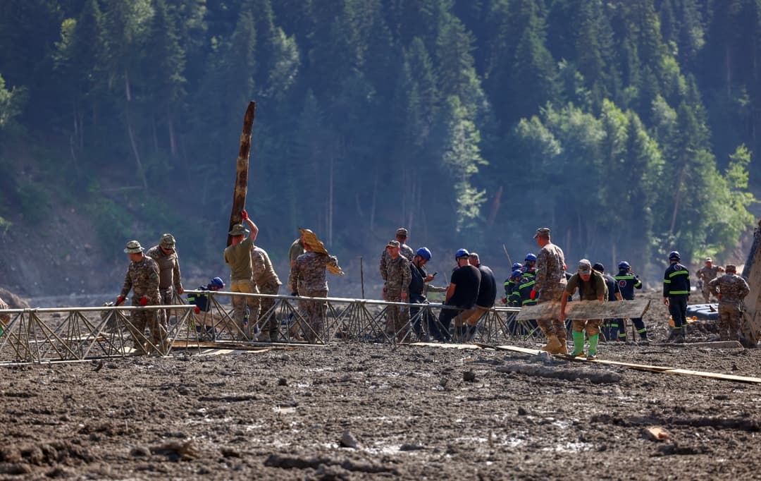 სამხედროები სტიქიის ზონაში მუშაობას განაგრძობენ