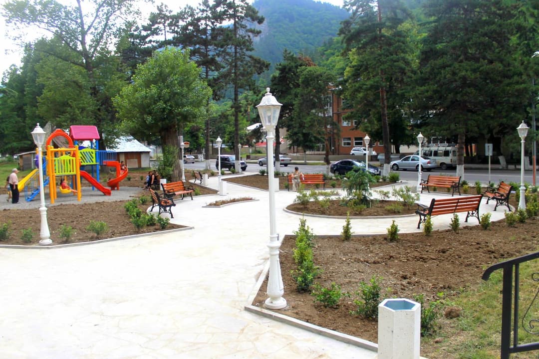 ბორჯომის მოსახლეობის ინიციატივით გრიგოლ ხანძთელის ქუჩაზე არსებულ სკვერს ზურაბ დოიჯაშვილის სახელი მიენიჭა