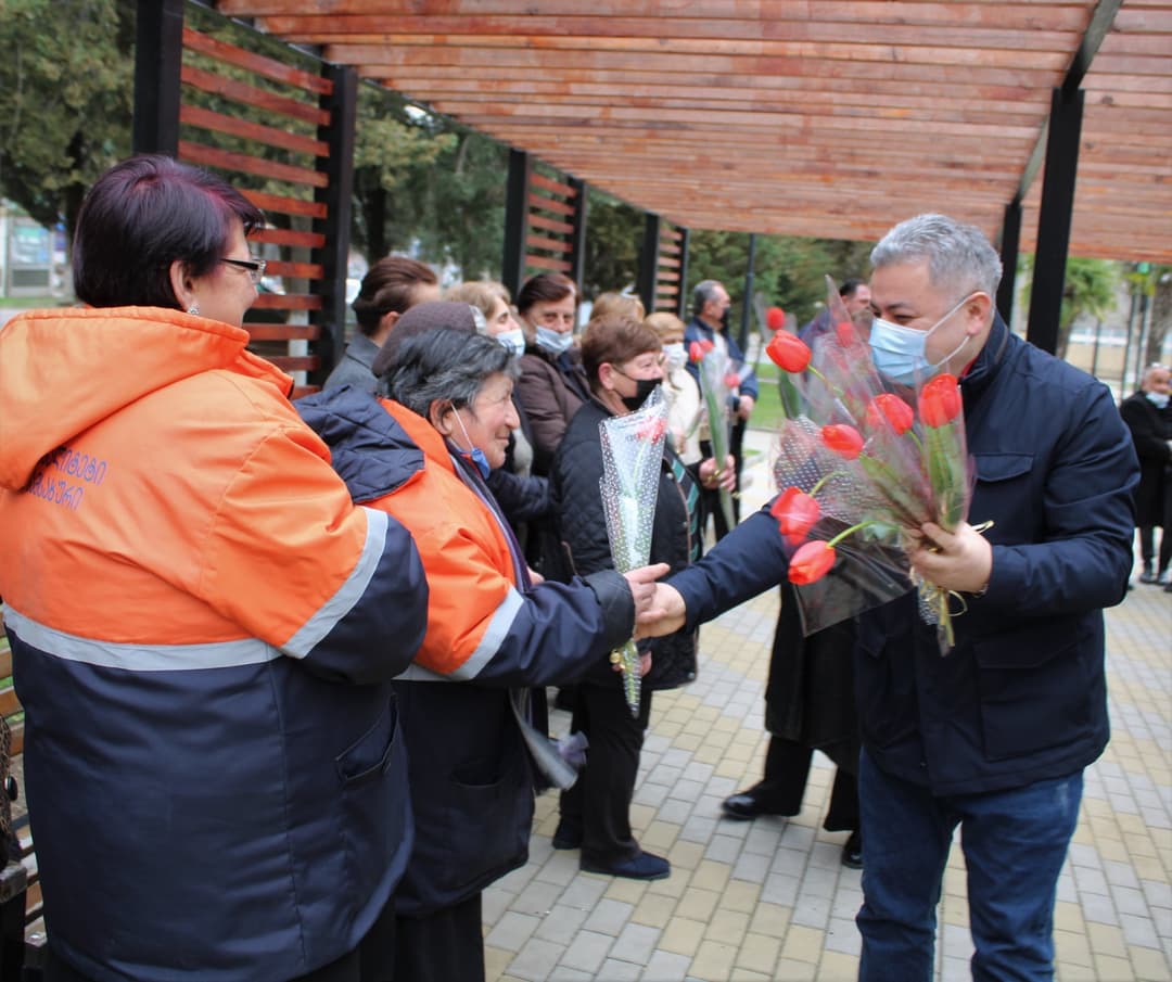 ლაშა გოგიაშვილმა 8 მარტი თერჯოლის საზოგადოებრივი ჯანდაცვის მუნიციპალური ცენტრისა და დასუფთავების სამსახურის თანამშრომლებს მიულოცა