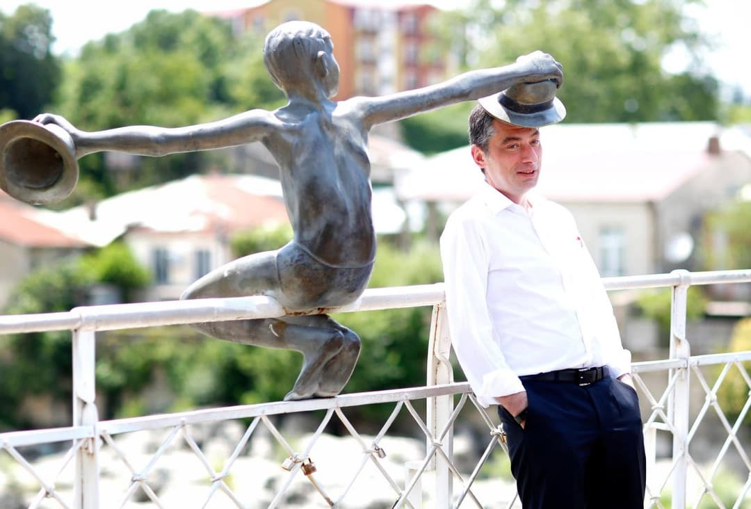 ყოფილი პრემიერი პიკასოსთან ერთად თეთრ ხიდზე