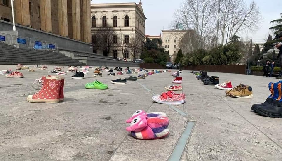 Georgian journalists bring 145 pairs of shoes at parliament in memory of killed Ukrainian children