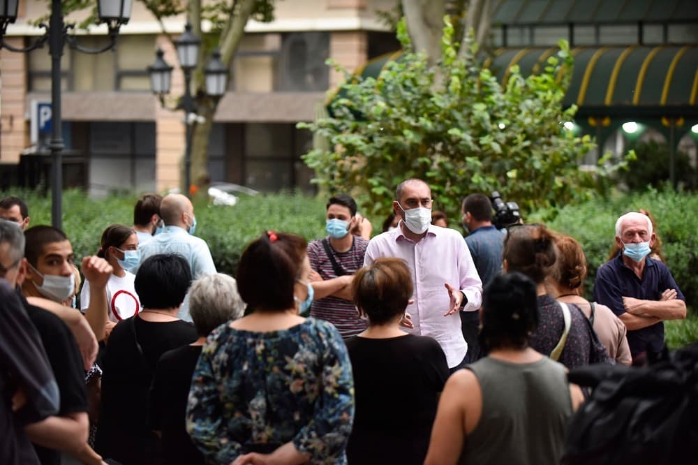 ზურაბ აბაშიძე მოსახლეობას ორბელიანის მოედნის რეაბილიტირებულ სკვერში შეხვდა