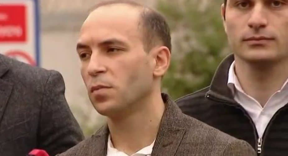 ადვოკატი – მიხეილ სააკაშვილს უჭირს გადაადგილება, სუსტად გრძნობს თავს, თვალშისაცემია სიფერმკრთალე, რაც აქამდე არ შეგვინიშნავს