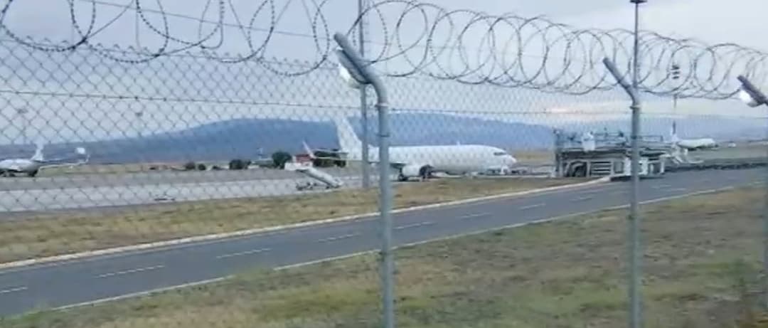 თვითმფრინავმა, რომელსაც ტექნიკური პრობლემა შეექმნა, თბილისის აეროპორტში დაშვება მოახერხა