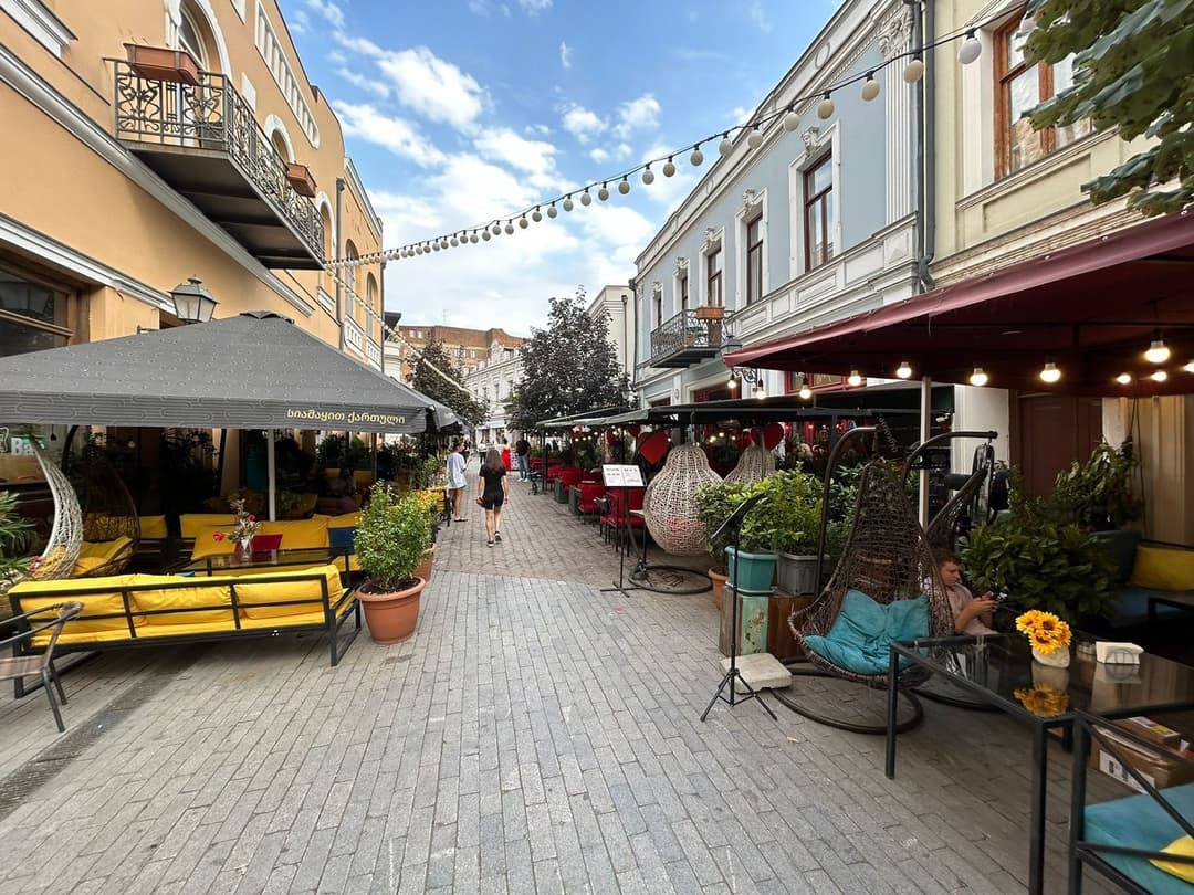 აღმაშენებლის გამზირზე 50-მდე კაფეს უნებართვო კონსტრუქციის დემონტაჟი განხორციელდა