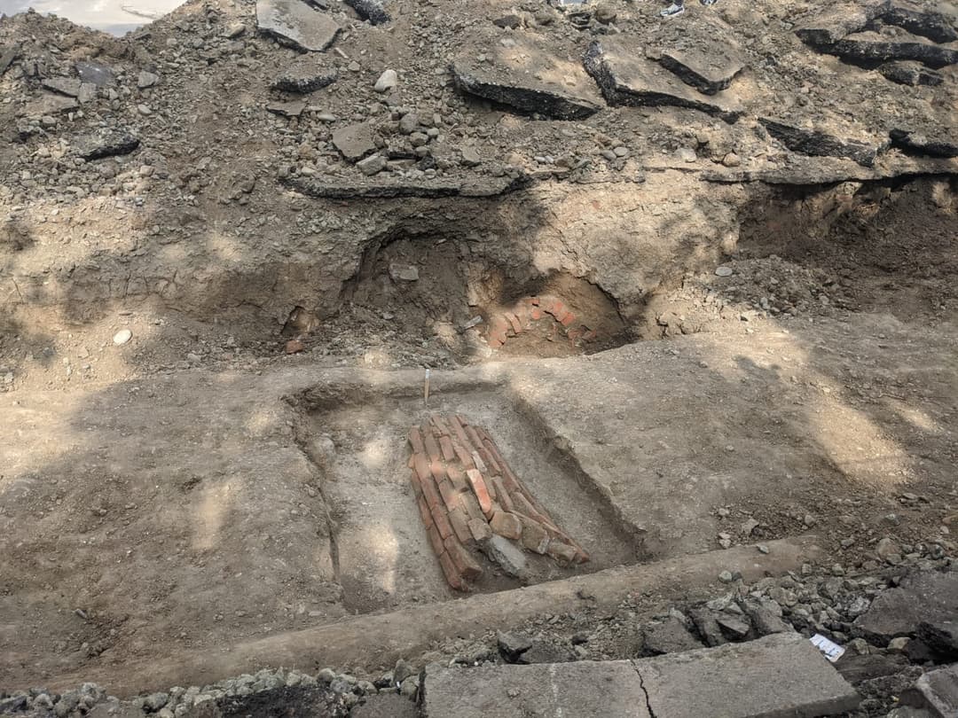 წერეთლის გამზირის რეაბილიტაციის დროს, დაახლოებით, 12-მდე აკლდამაა აღმოჩენილი