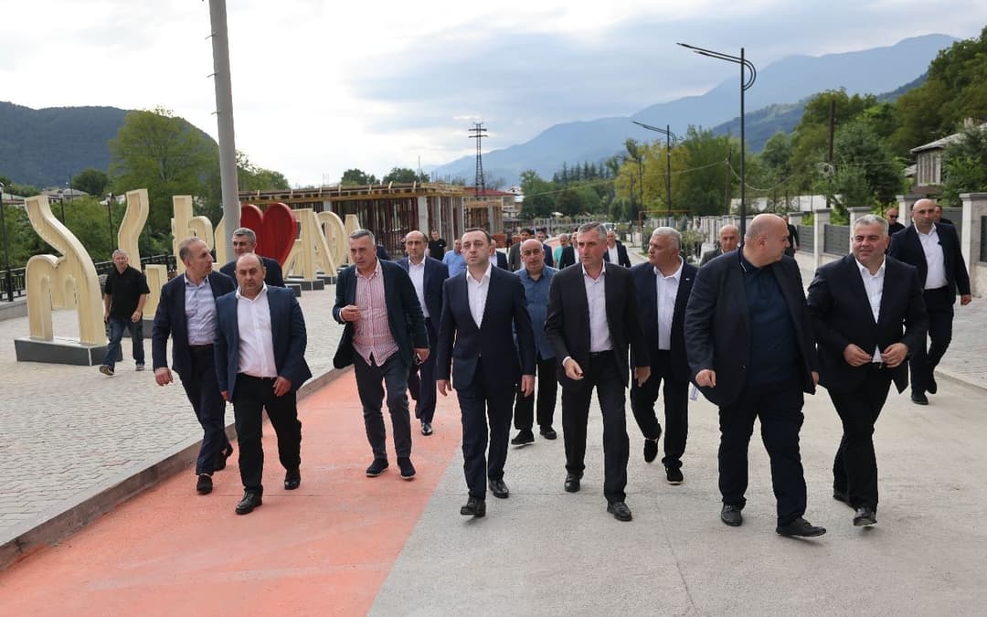 ირაკლი ღარიბაშვილმა ამბროლაურში ბაჩანა ბრეგვაძის სახელობის რეაბილიტირებული სკვერი და მდინარე კრიხულას სანაპიროს კეთილმოწყობის სამუშაოები დაათვალიერა