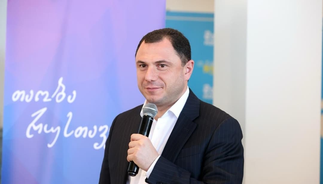 გიორგი ამილახვარი მე-12 კლასელებს სკოლის დასრულებას ულოცავს