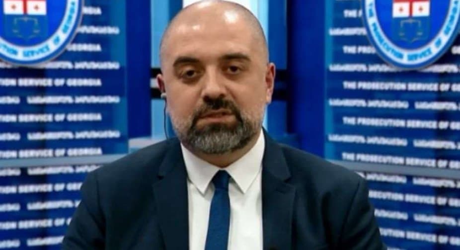 ნიკა გვარამიას დავალებით, მისმა მეგობარმა და დაახლოებულმა პირმა გვარამიას მეგობრებისთვის საცხოვრებელი სახლები და ძვირად ღირებული ავტომანქანები შეიძინა – ამირან გულუაშვილი გვარამიას საქმის დეტალებზე