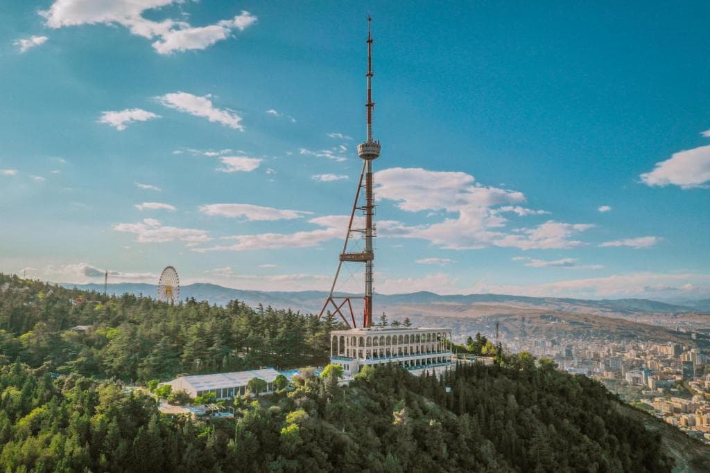 თბილისის ანძა – უკრაინის, საკრებულოს შენობა კი ლიეტუვის დროშის ფერებში განათდება