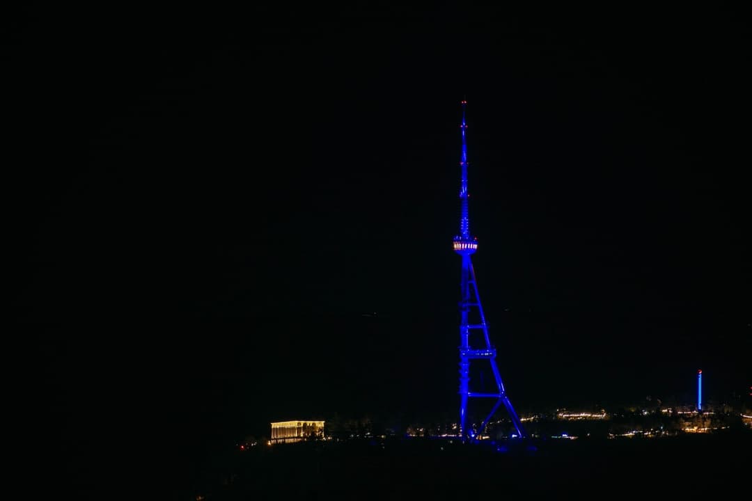 თბილისის ანძა ევროკავშირის დროშის ფერში განათდა