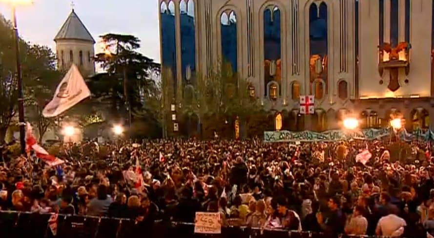 პარლამენტთან საპროტესტო აქცია მიმდინარეობს