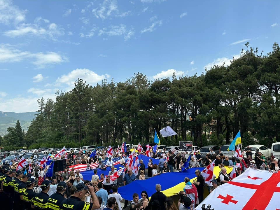 “ვივამედთან” მიხეილ სააკაშვილის მხარდამჭერი აქცია მიმდინარეობს